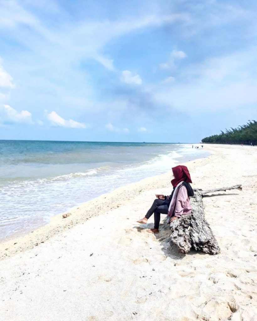 8 Pantai dengan Pasir Putih Paling Indah Indonesia