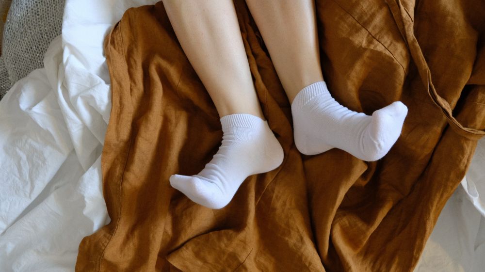 5 Manfaat Dahsyat Tidur dengan Kaus Kaki