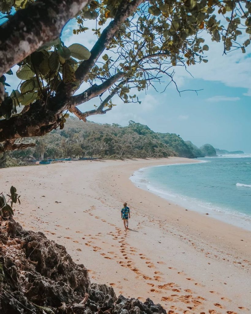 10 Pantai di Jawa Timur yang Paling Angker