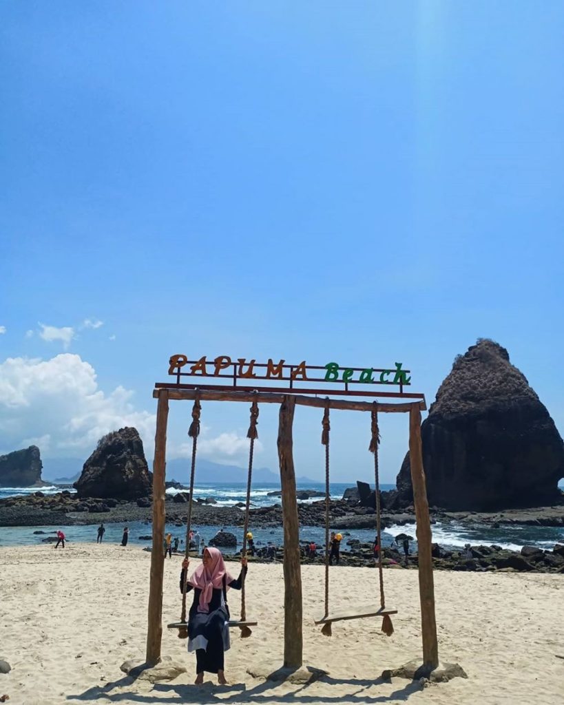 10 Pantai di Jawa Timur yang Paling Angker