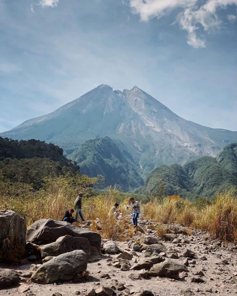 10 Gunung di Pulau Jawa yang Dikenal Paling Angker