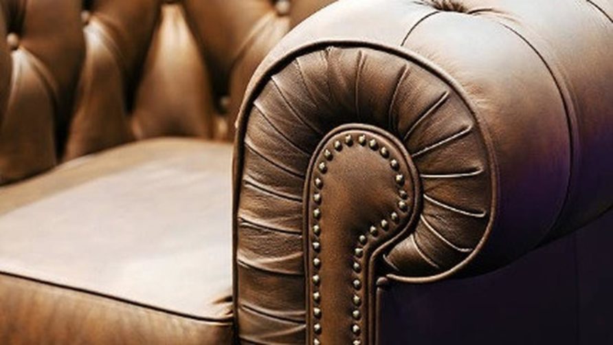 Membeli Sofa Bekas Pria Ini Temukan Uang Ratusan Juta