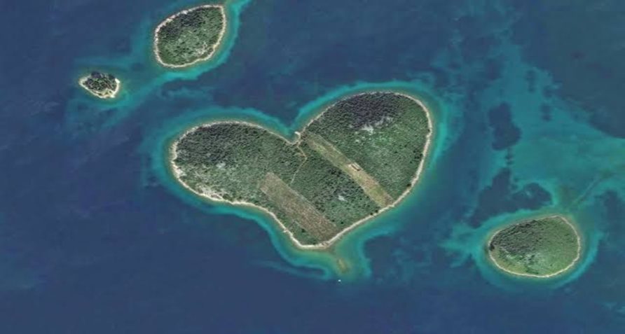 5 Pulau dengan Bentuk Paling Unik yang Ada di Dunia
