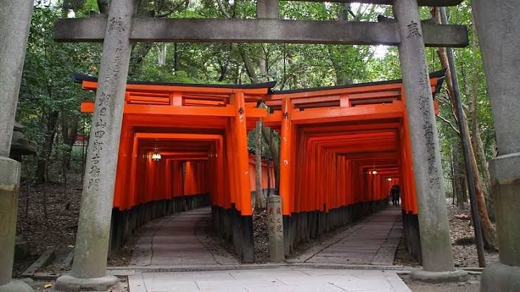 10 Potret Fushimi Inari Taisha Kuil Shinto Terbesar 